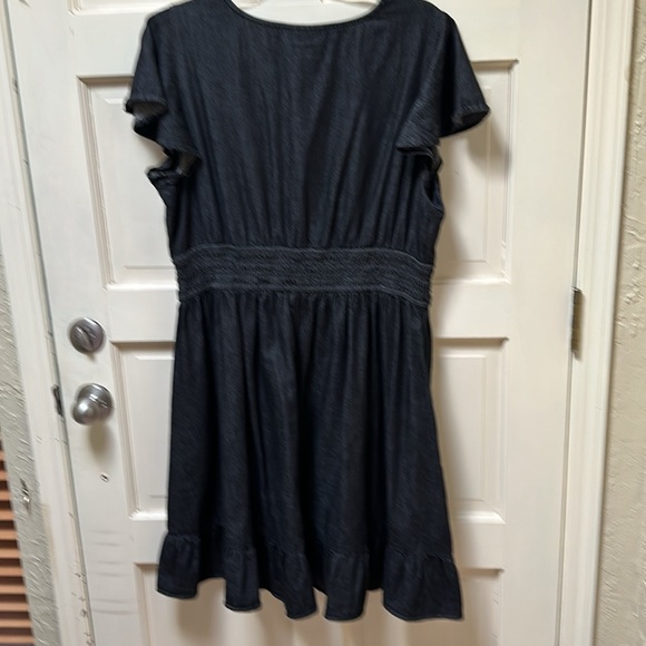 Yes, it has pockets! V-neck, flutter sleeve, ruffled hem - Picture 7 of 7